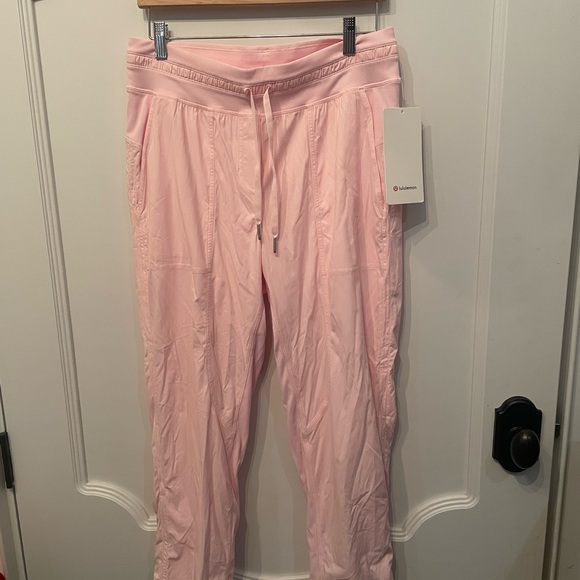 Lululemon Dance Studio Crop strawberry milkshake - Picture 3 of 4